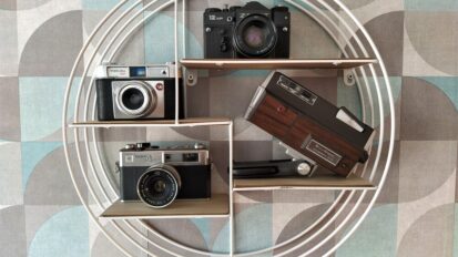 Estantería con cámaras de fotos vintage
