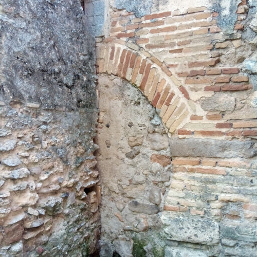 arco de herradura conservado en el muro norte