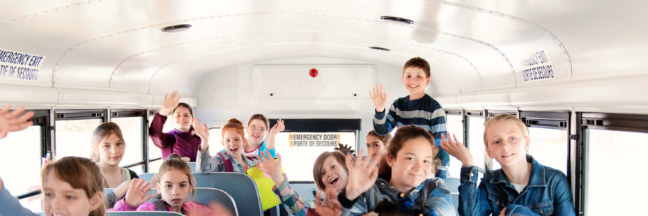 Niños niñas dentro de un autobús
