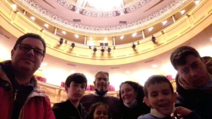 Foto en familia en el Teatro Municipal de Almagro