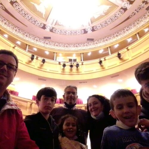 Foto en familia en el Teatro Municipal de Almagro